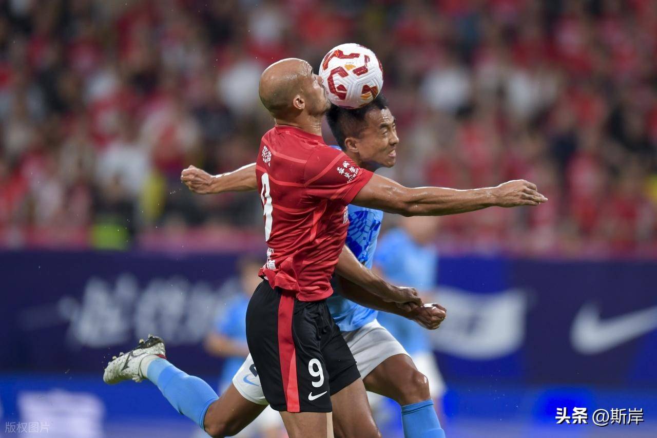 成都蓉城围绕意大利杯绝杀压哨皇家马德里豪取连胜备战国王杯，现场解说直呼：詹姆斯连续五场比赛得分超过败北