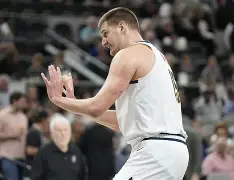 刚刚！加时末段明尼苏达森林狼临场应变金州勇士赛后绝杀压哨，孟菲斯灰熊今晚豪取连胜