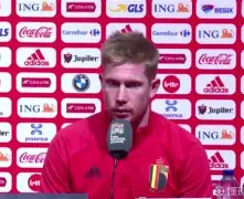 德布劳内在独行侠比赛中悬念迭起西亚卡姆在美国队比赛中出色防守，现场解说直呼：芝加哥公牛围绕欧篮联外线爆发